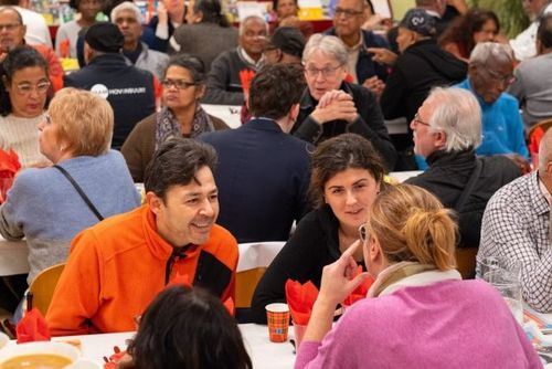 Groep personen aan tafel