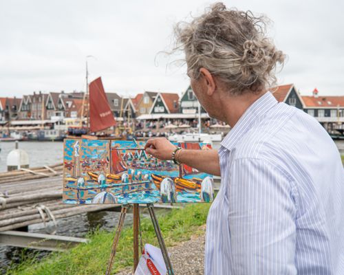 Een kunstenaar die aan het werk is