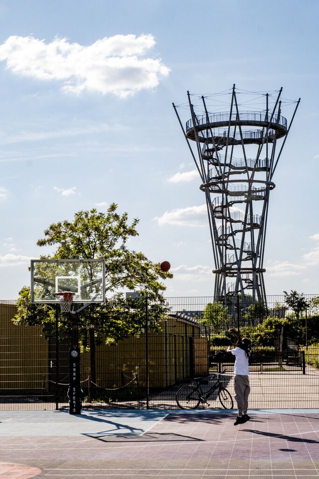 Basketbal in het Spoorpark in Tilburg