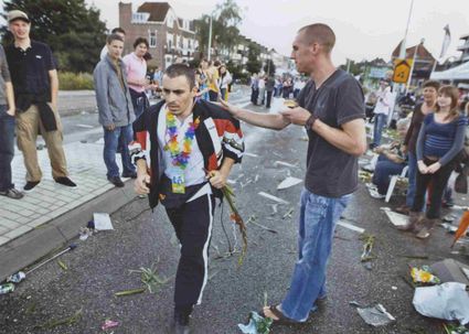 Een van de laatste lopers van de 93e Vierdaagse probeert met nog 18 minuten op de klok op tijd te finishen