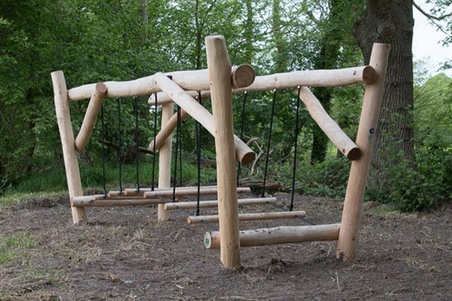 Houten speelbrug in het bos.