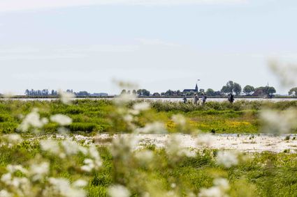 Wandelaars langs de Brekken in Sanfurd