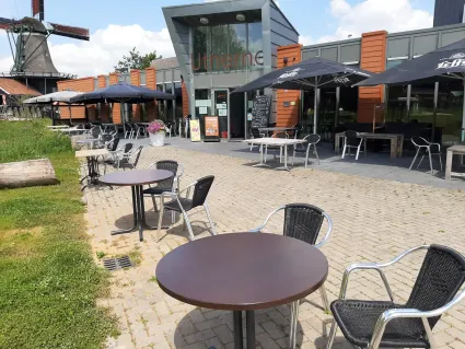 Eetcafé De Utherne in IJlst met daarvoor het terras en op de achtergrond Houtzaagmolen De Rat.