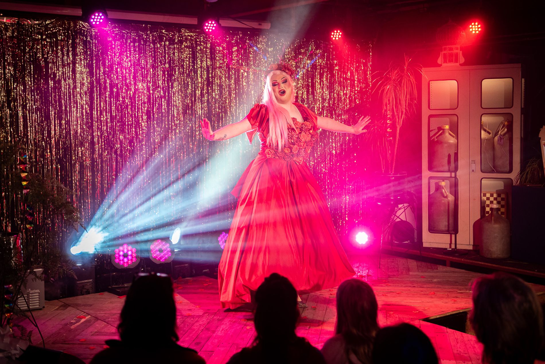 Drag performer Blush op het podium bij MotMot gallery