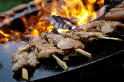 Vlees op de barbecue bij restaurant De Zeven Wouden in Sloten.