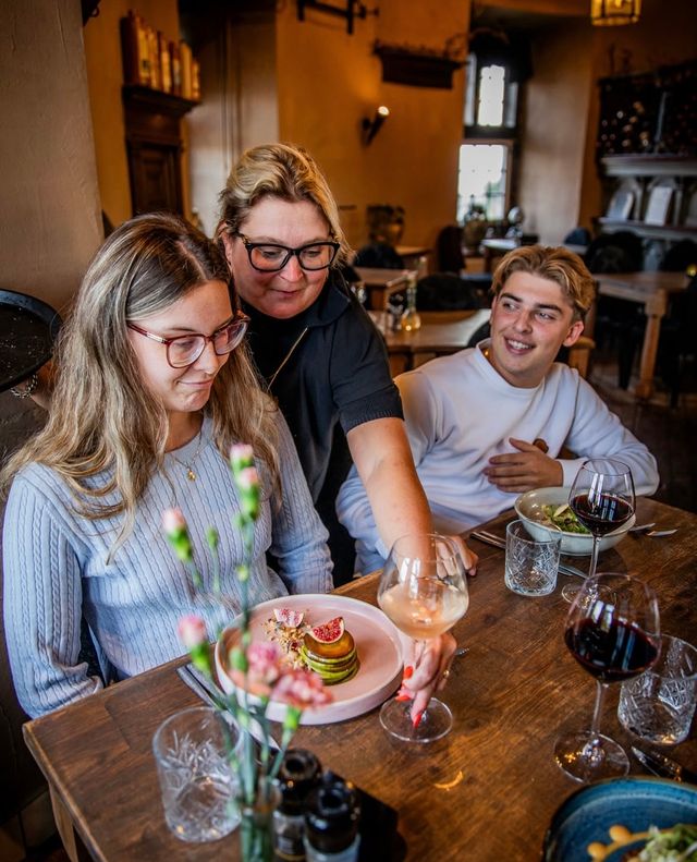 Koppel aan tafel bij De Hoofdtoren Hoorn