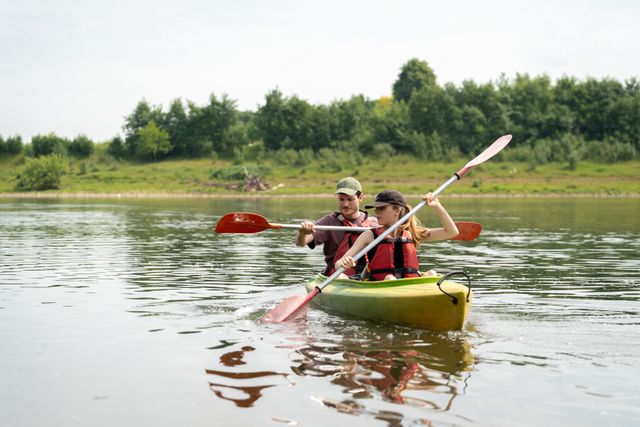 2 personen kajakken op de Maas