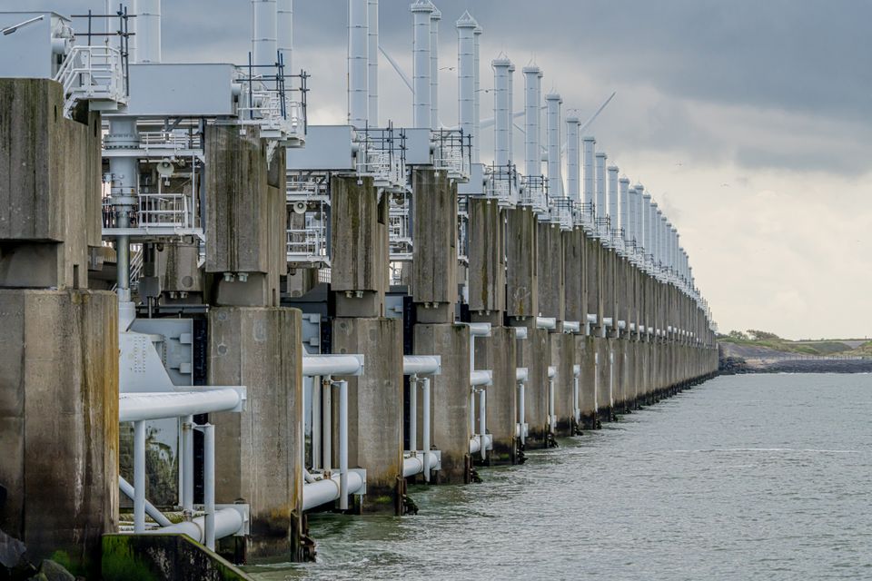 Op-Schouwen-Duiveland-Oosterscheldekering-Zij-Aanzicht