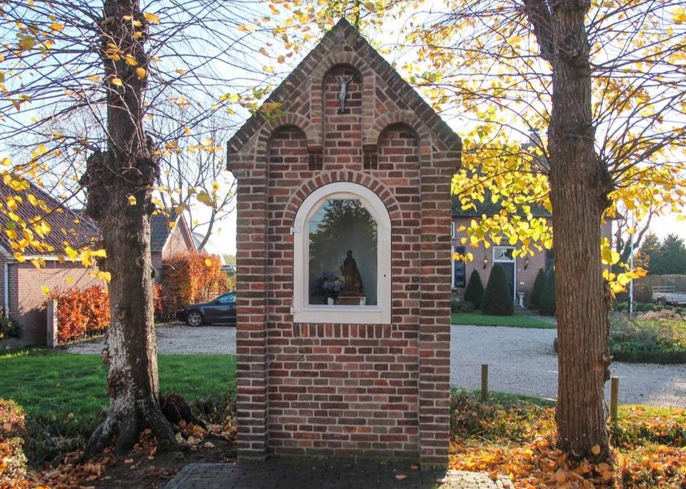 Vooraanzicht Odrada kapel in Macharen