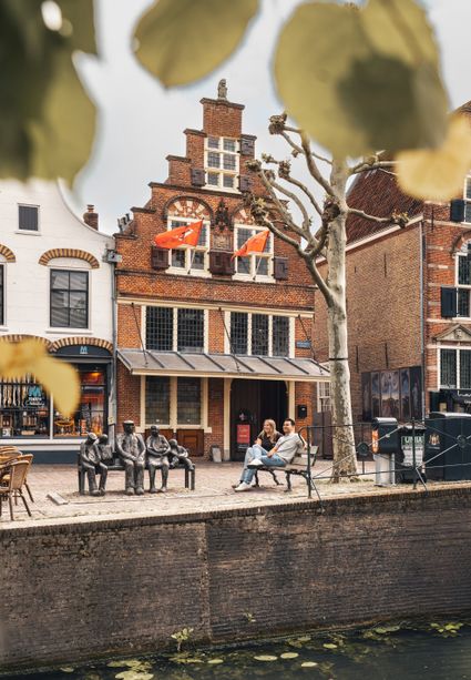 Museum De Heksenwaag, Open Monumentendag in Oudewater, Groene Hart. Historisch museum aan de gracht met bezoekers op de kade en monumentale gevel.