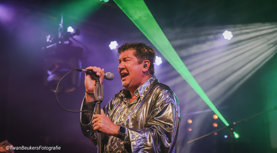 Optreden van zanger op Molenpop.