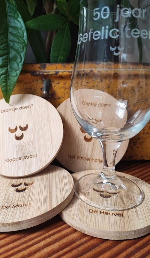 Wijnglas met houten onderzetters uit Oosterhout