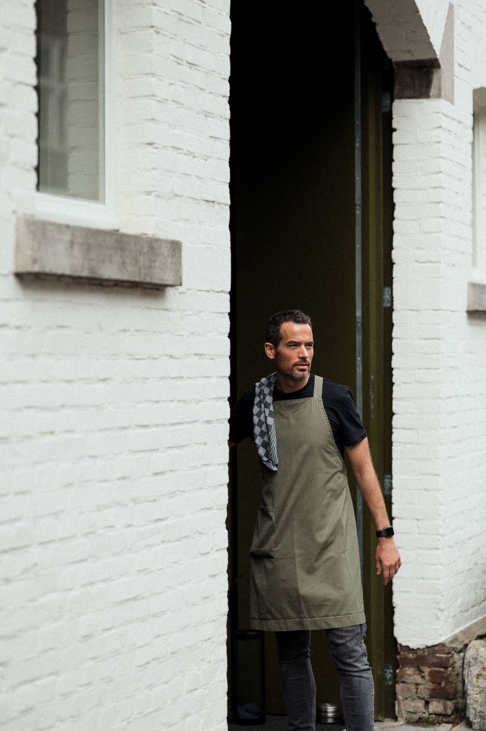 Studio restaurant maastricht persoon in deuropening