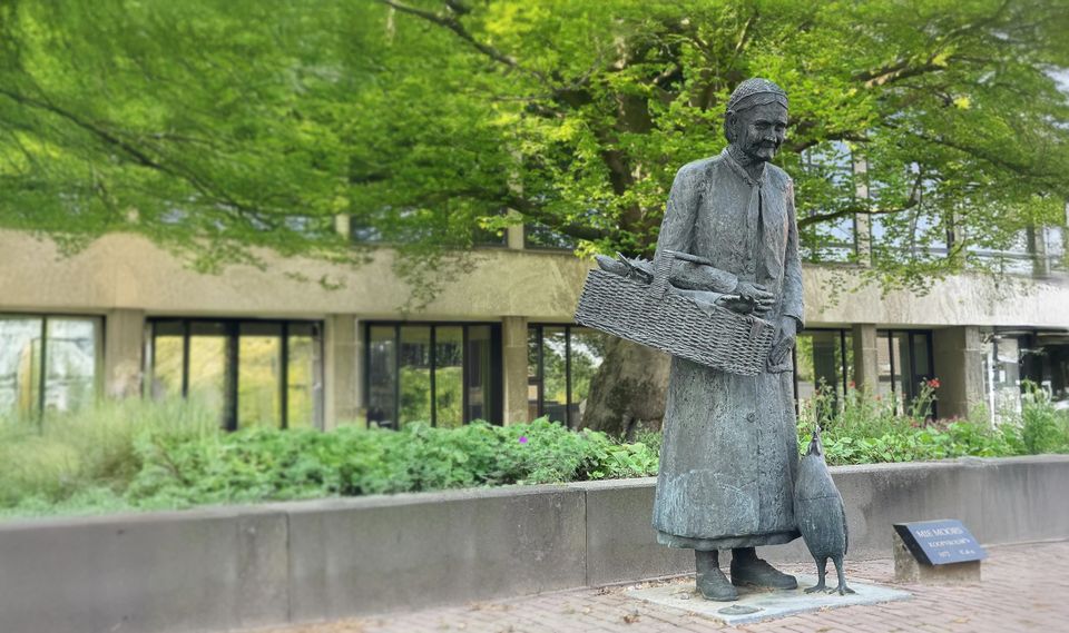 Beeld van markante koopvrouw uit Bladel