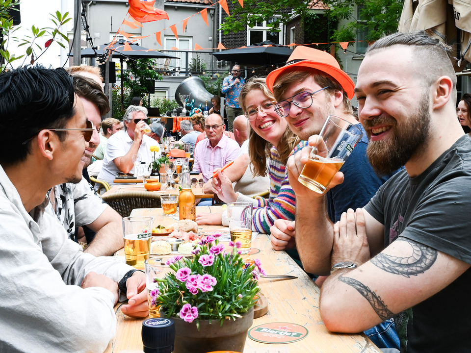 Een groep vrienden op het Brouwplein in Delft tijdens een zomerse dag