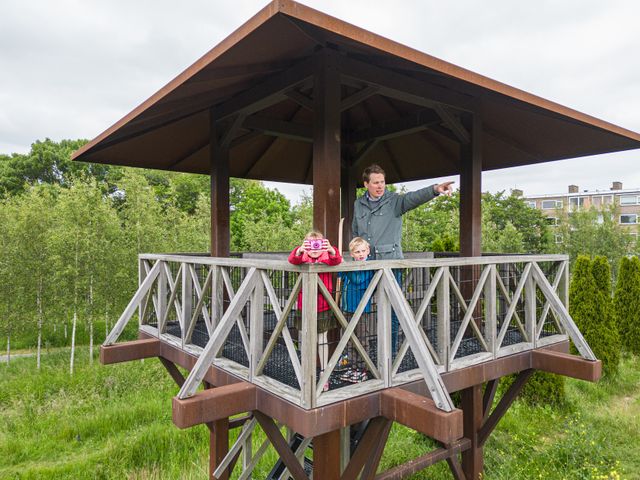 Twee kinderen en hun vader op een van de torens in Park Matilo.