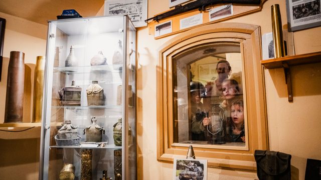 Interieur van museum met kinderen