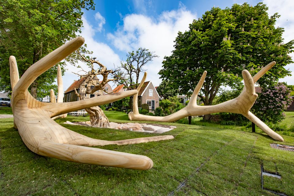 de fontein van Hindeloopen is de levensboom op het stadswapen, met het hert en de hinde die hem omringen.