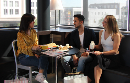 Groep mensen met koffie in de Nieuwe Bibliotheek in Almere Centrum