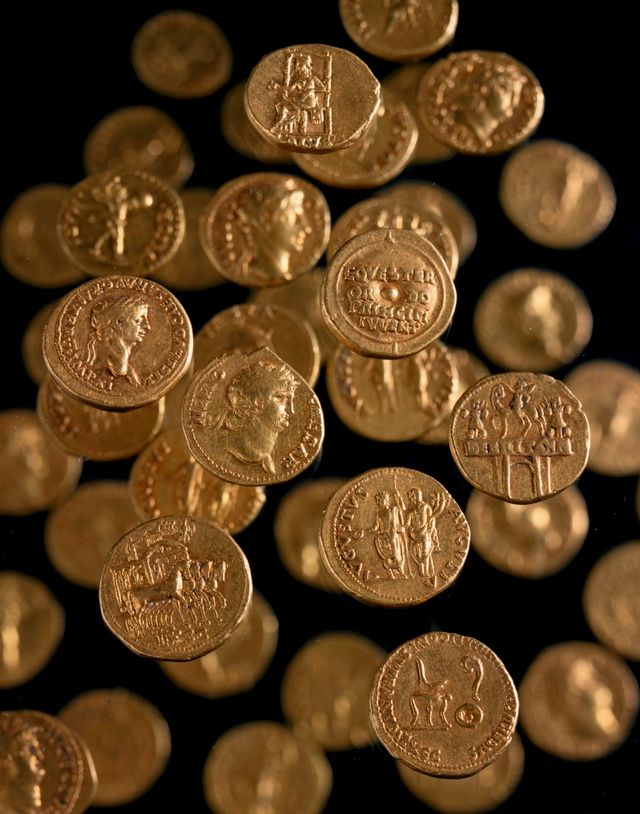 Een groot aantal gouden Romeinse munten.