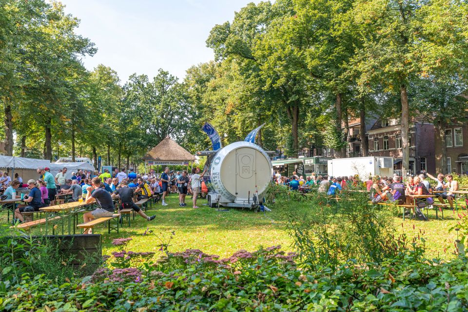 Het Lindeveld in Oisterwijk tijdens de Wielertocht Brabants Mooiste. Oisterwijk is start- en eindpunt van deze tocht. Wielrenners en supporters genieten tijdens of na afloop van de tocht van eten en drinken, muziek en gezelligheid.