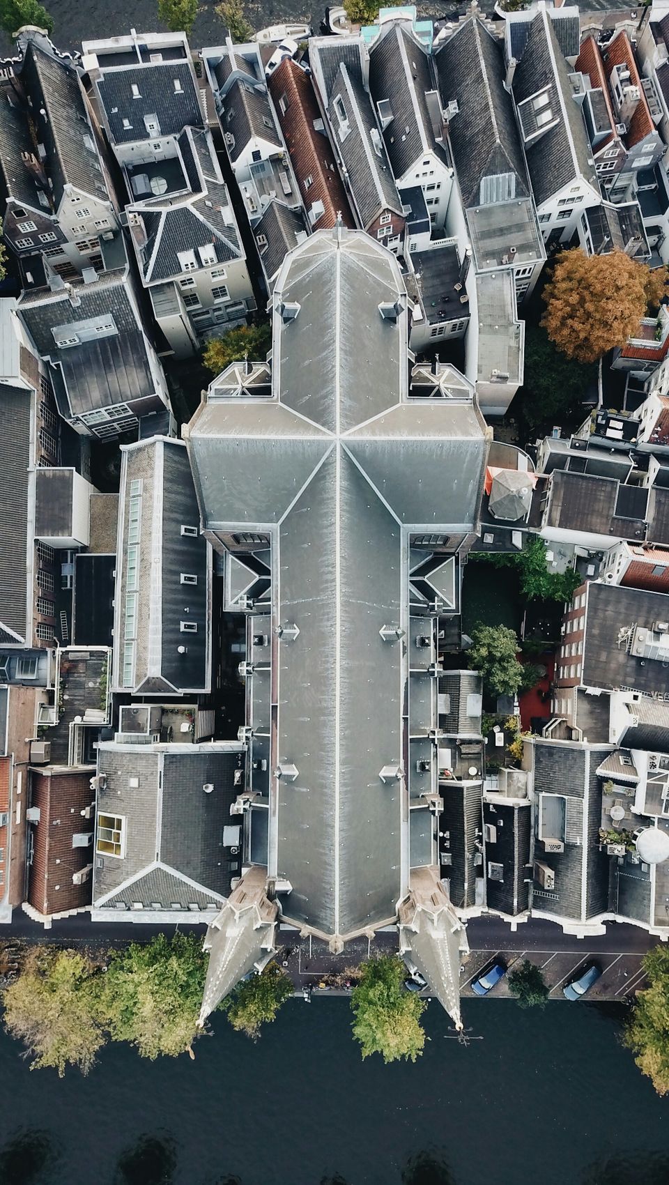 Dronefoto van een kerk in Amsterdam