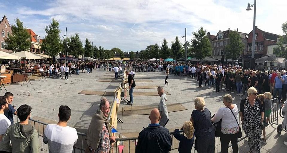 Mensen die aan het steenwerpen zijn op de Koemarkt