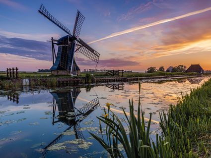 Ybemas molen bij zonsondergang in Workum