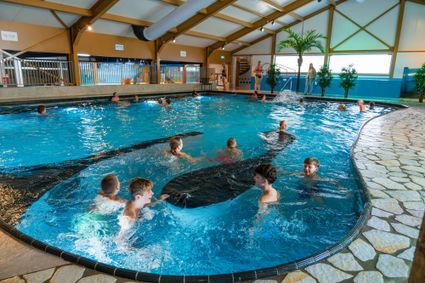 Ontdek ons zwembad met reuze glijbaan, stroom versnelling, whirlpool en onze grote waterspeeltuin