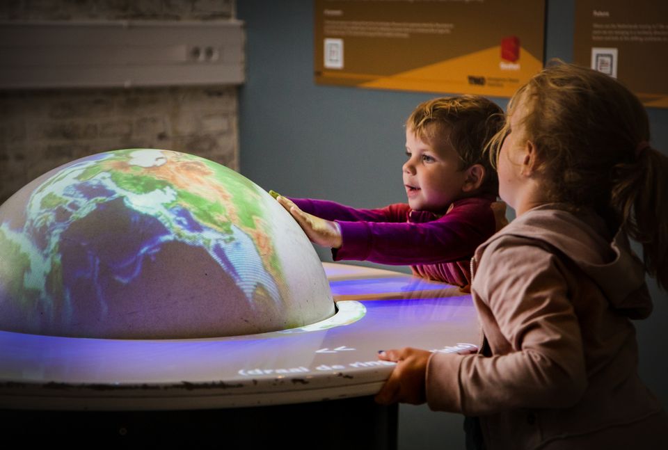 Foto van kinderen met aardbol