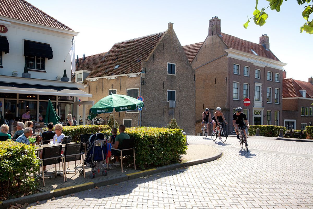 Foto van het terras van restaurant Bellevue in Willemstad.