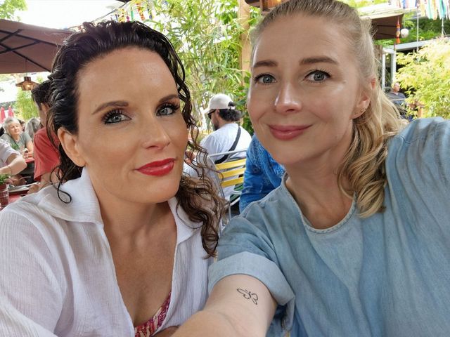 Een selfie van Margrita en Inez tijdens de lunch bij Hanno