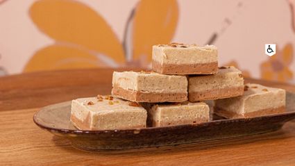 Winkel Buro Fudge Woerden, provincie Utrecht, Groene Hart, ambachtelijke fudge in verschillende smaken op een serveerschaal, bekend als zoete lekkernij en cadeau uit de binnenstad.