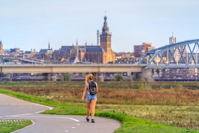 Wandelen in Nijmegen bij de Waalbrug