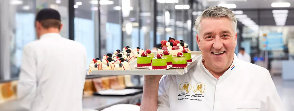 Meester Boulanger en Meester Patissier Robert van Beckhoven met dienblad vol lekkernijen