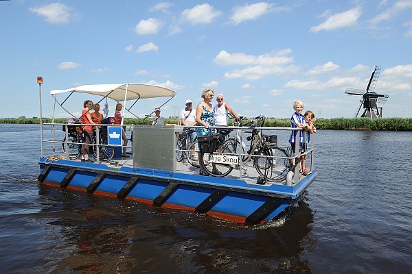 Het pontje tijdens een overvaart.