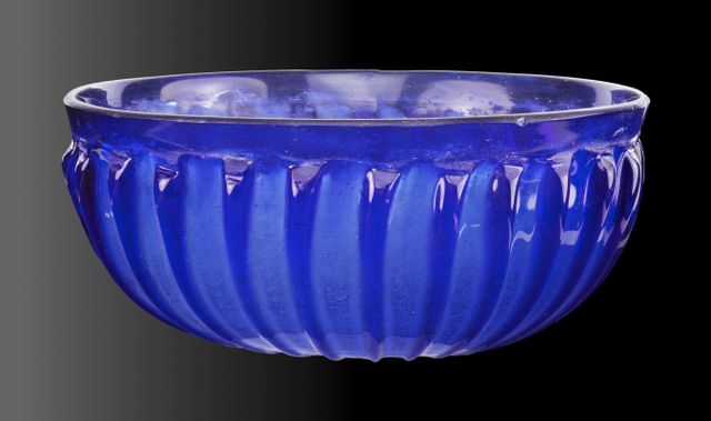 Bijzondere Romeinse glazen blauwe ribkom.