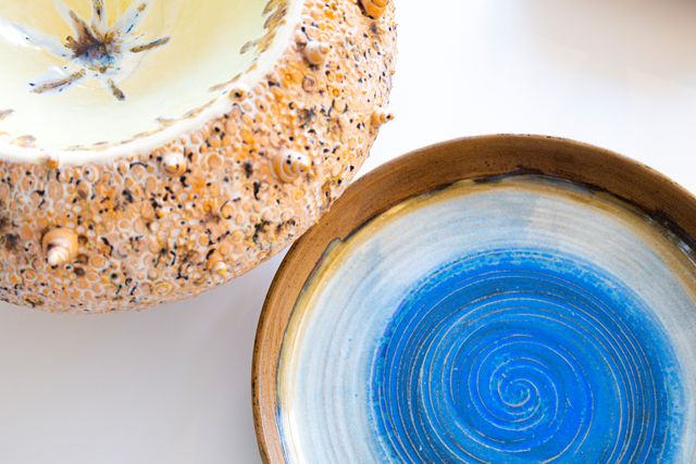 Sfeervolle expositieruimte van Kunst op de Hoek met keramische kunstwerken in Woerden.
