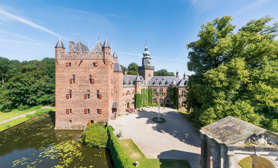 Kasteel Nijenrode aan de Vecht luchtfoto