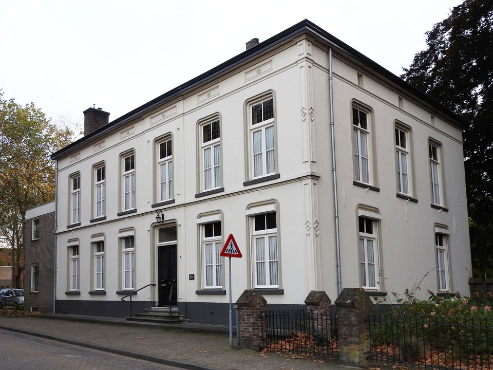 18e eeuws wit gepleisterd gebouw