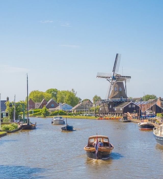 Verschillende bootjes varen door Woudsend.