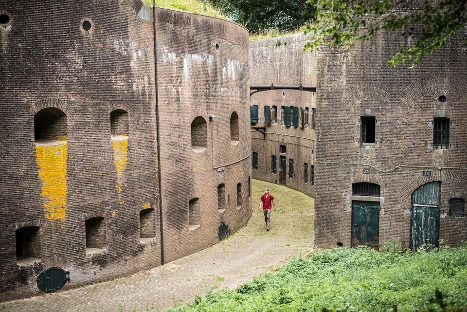 Man wandelt bij Fort Honswijk in provincie Utrecht