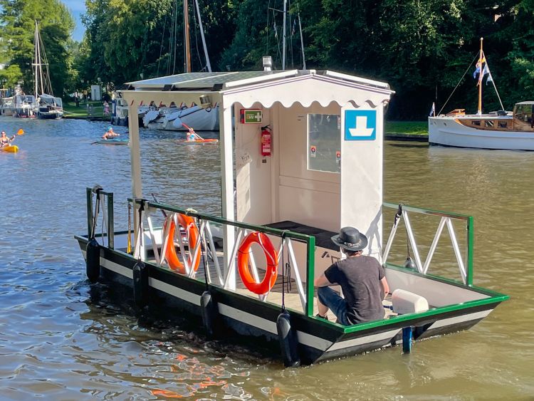 Het pontje vaart richting Prinsentuin