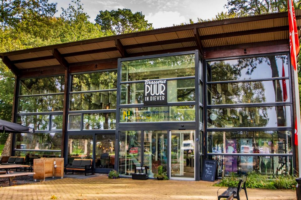 De voorkant van Brasserie Puur dat voornamelijk uit glas bestaat.