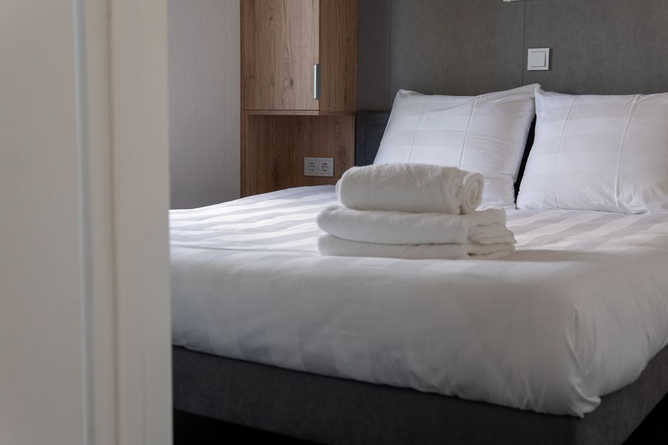 Schlafzimmer mit Doppelbett in einem 4-Personen-Chalet auf dem Camping De Wulp