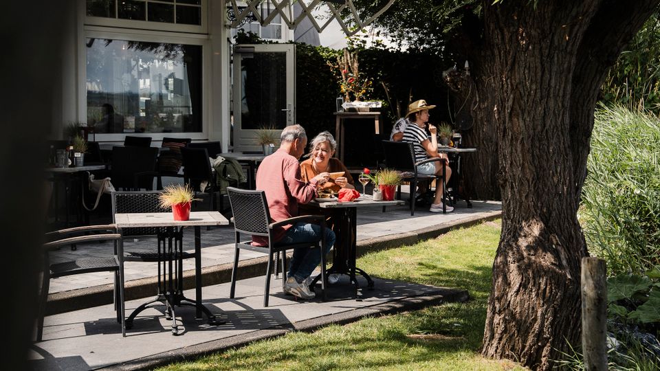 Twee mensen op het terras bij Paviljoen Strandbad Edam