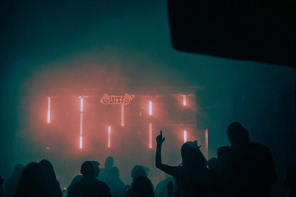 Guitig by day and night