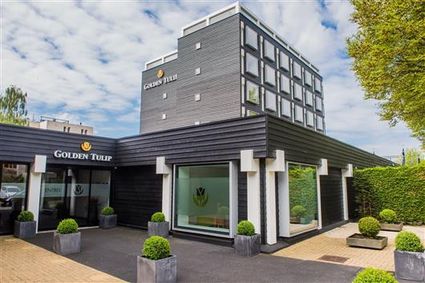 De ingang van het Golden Tulip Hotel.