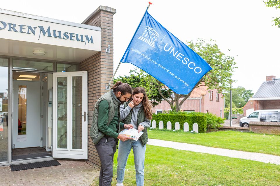 Mensen voor entree Torenmuseum aan de Limes in Valkenburg ZH