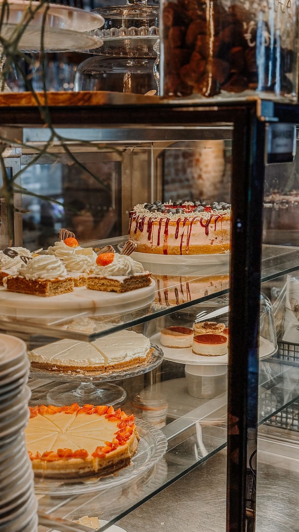 Een volle gebaksvitrine bij Blend in Bolsward.